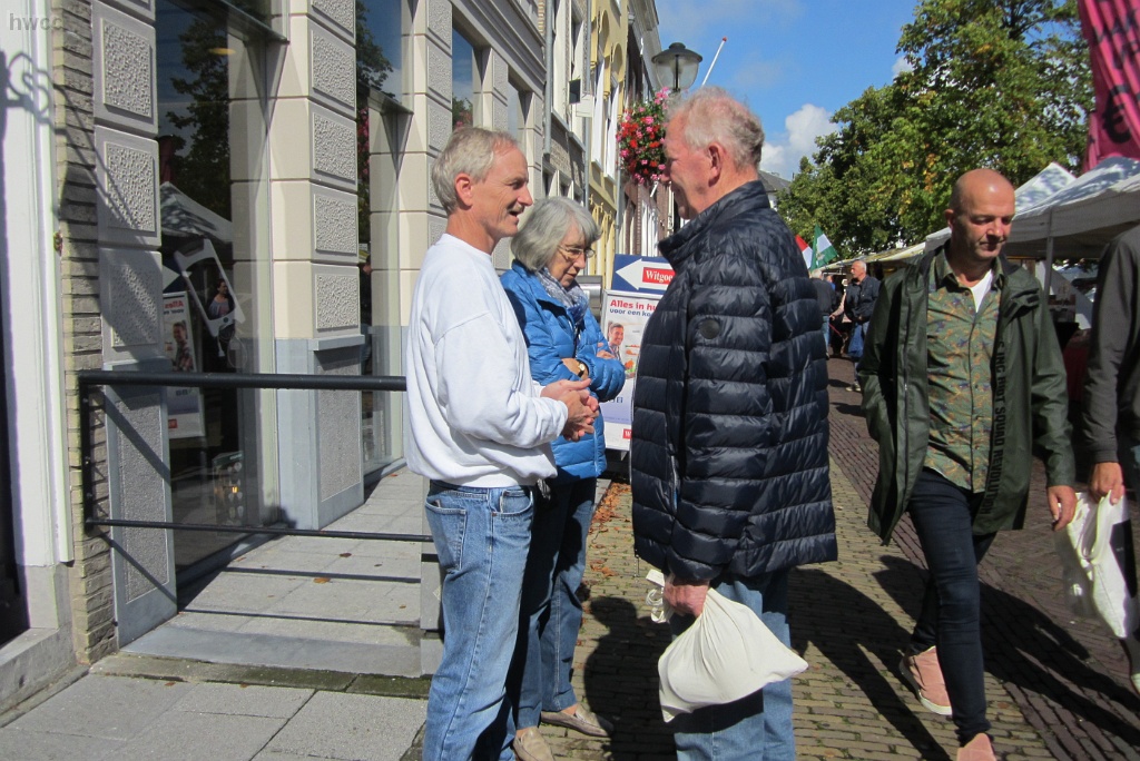 10 Teunie, Arie en Dik aan de babbel.
